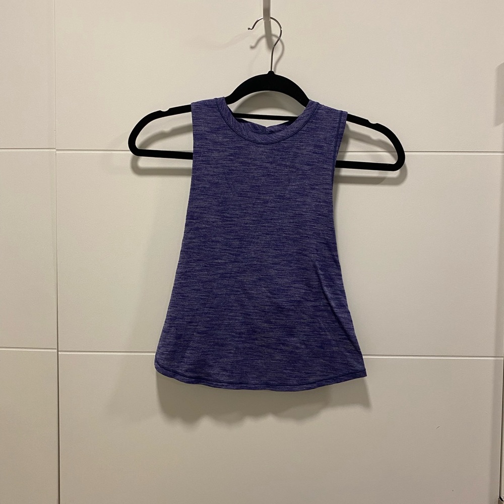 Lululemon crop top with open back detail. Size 6